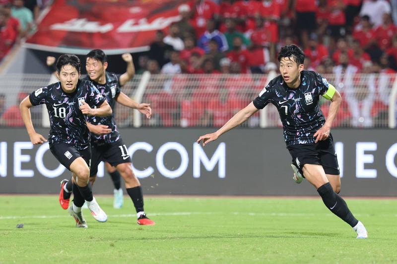 サッカー韓国代表チームが、、北中米Ｗ杯３次予選Ｂ組第２戦で、オマーンを３対１で破った＝１０日（現地時間）、オマーン・マスカット、聯合ニュース