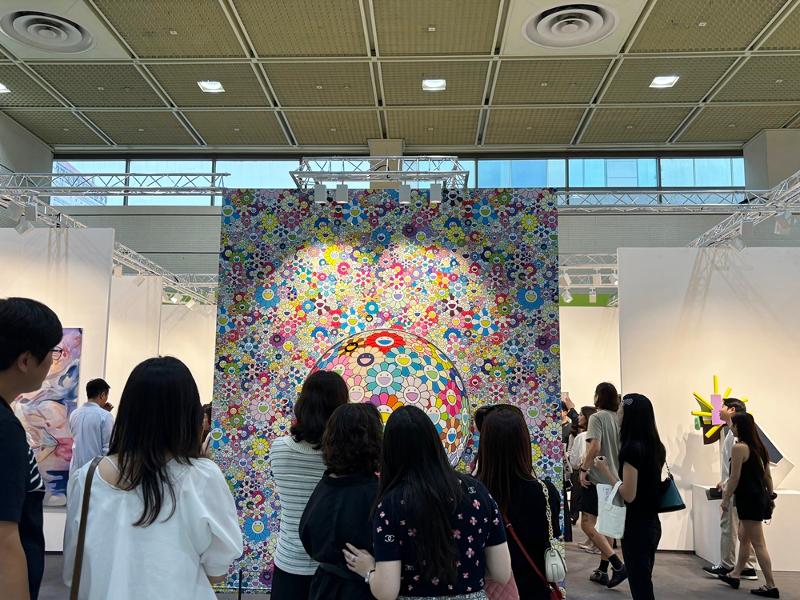 ギャラリーペロタンのブースに展示された村上隆の作品＝５日、ソウル、ギル・ギュヨン撮影
