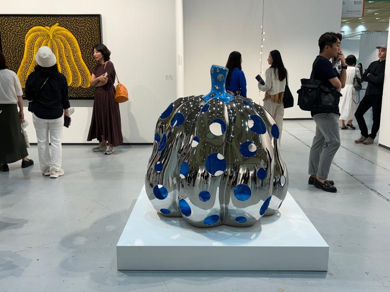 デイヴィッド・ツヴィルナーギャラリーのブースに展示された草間彌生の作品＝５日、ソウル、ギル・ギュヨン撮影