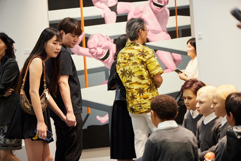 Yue MinjunとLi Wei作家の作品を鑑賞する観客ら＝フリーズソウル