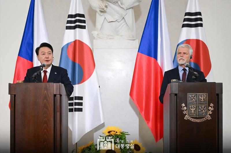 韓国・チェコ首脳共同記者会見で発言する尹錫悦大統領（左）＝１９日（現地時間）、チェコ・プラハ、大韓民国大統領室フェイスブック