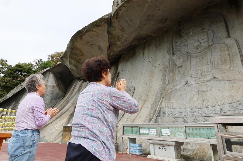 １４日午前、大学修学能力試験を１カ月後に控え、仁川市・江華郡の普門寺にある石仏の前で受験生の合格を祈るおばあさんたち。 