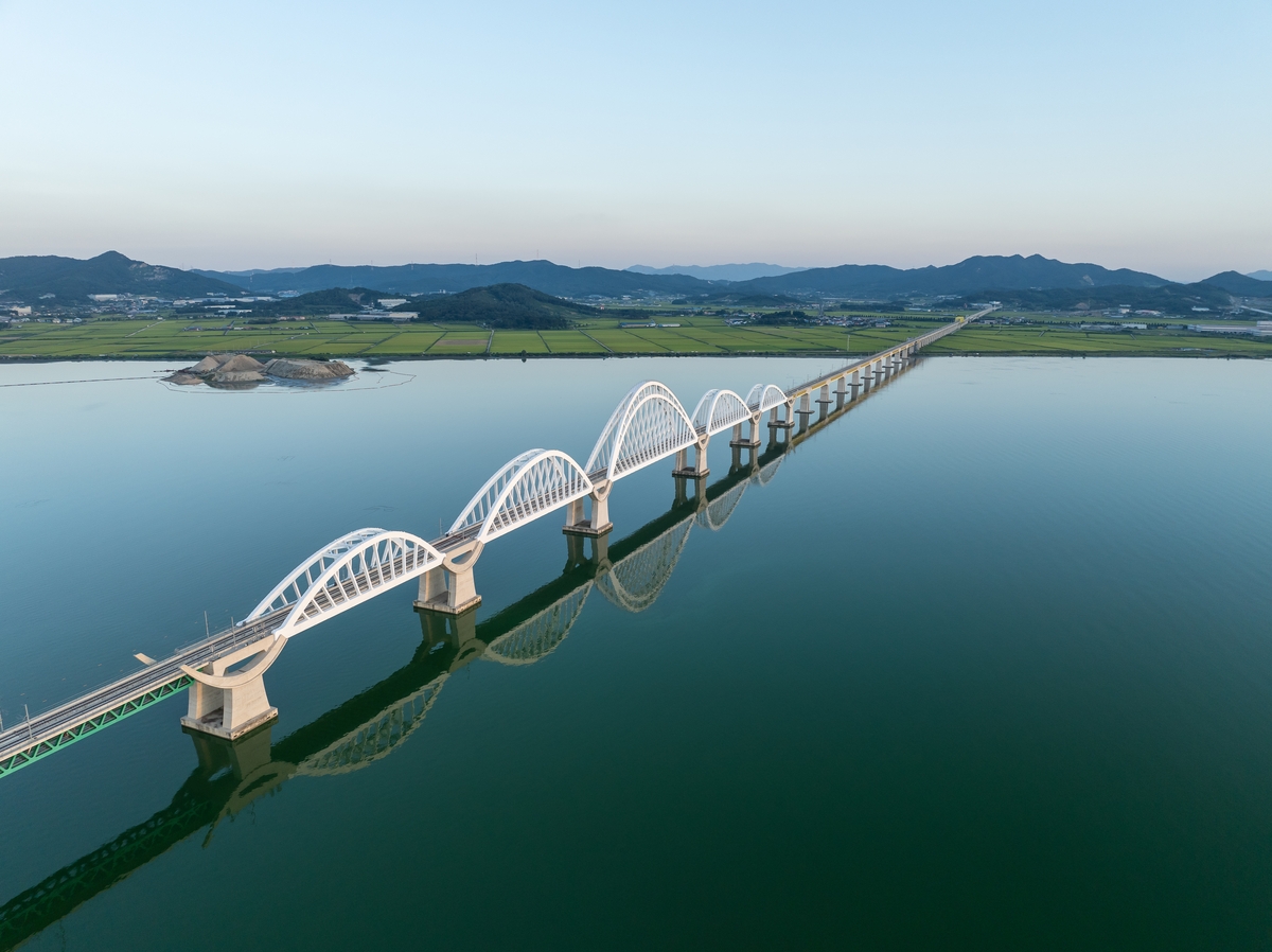 京畿道・平沢と忠淸南道・牙山を結ぶ牙山高架橋＝国土交通部