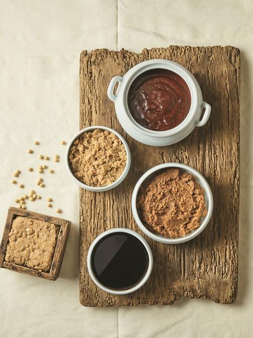 （上から）コチュジャン、チョングッチャン、テンジャン、カンジャン＝韓国料理振興院