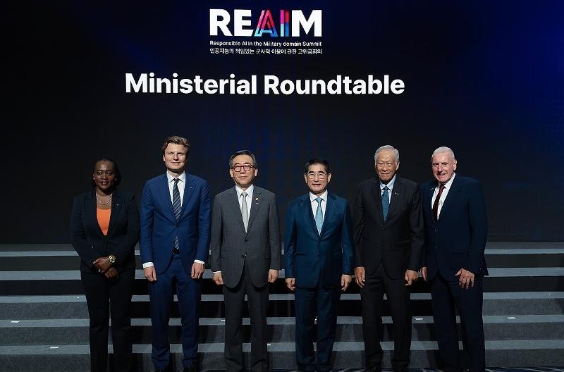 今年９月、ソウルで開催された「軍事領域における責任ある人工知能（ＡＩ）利用（ＲＥＡＩＭ）サミット」で記念撮影する関係者ら＝国防部