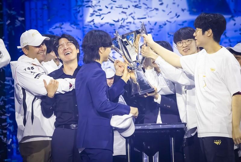 今月１４～１６日、「２０２４Ｅスポーツ協会グローバルフォーラムinソウル」が、開催される。写真は、「リーグ・オブ・レジェンド」ワールドチャンピオンシップで優勝したＴ１の様子＝２日、ＬｏＬ　Ｅｓｐｏｒフリッカー