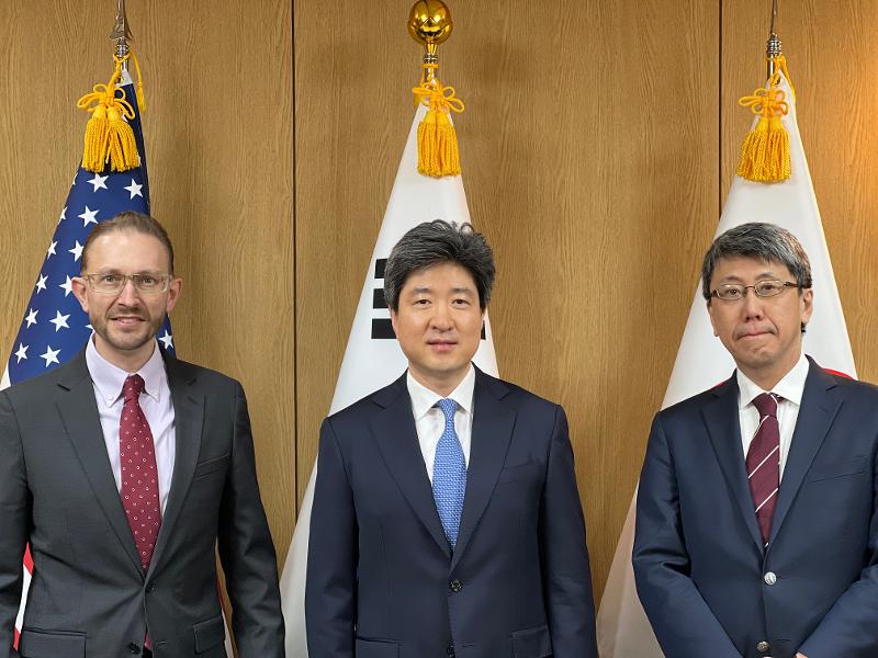 韓米日調整事務局の初会合に出席した（左から）米国務部東アジア・太平洋局のロバート・ケプキ次官補代理、日本の大河内昭博外務省アジア大洋州局審議官、外交部のイ・ウォンウ北米局審議官＝２０日、ソウル、外交部