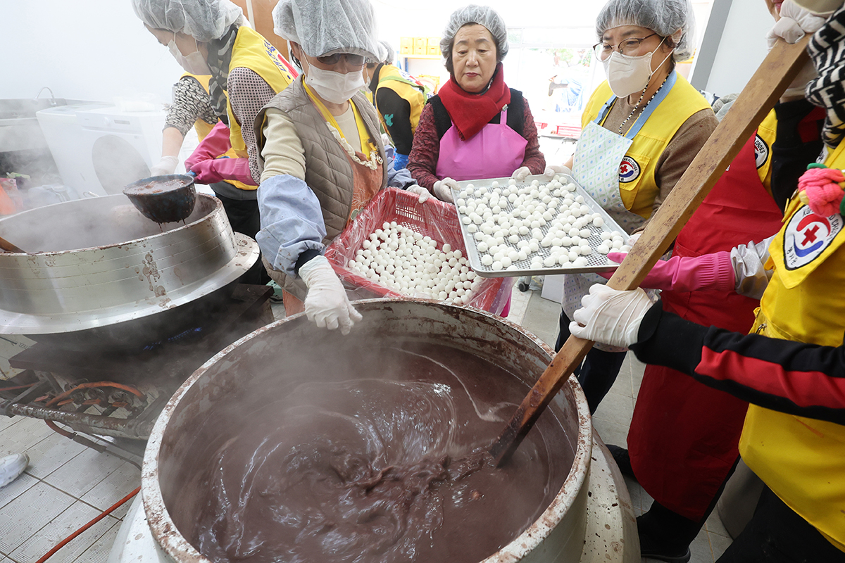 １９日、二十四節季の一つである「冬至」の日を控えて、釜山市内で人々に届ける小豆粥の準備が行われている。