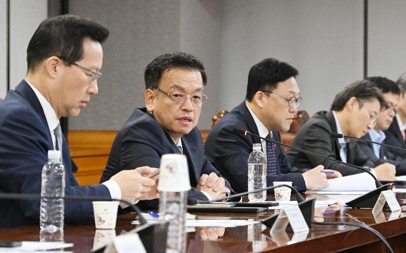 緊急マクロ経済・金融懸案懇談会で発言するチェ・サンモク副首相兼企画財政部長官＝４日、ソウル市中区、企画財政部
