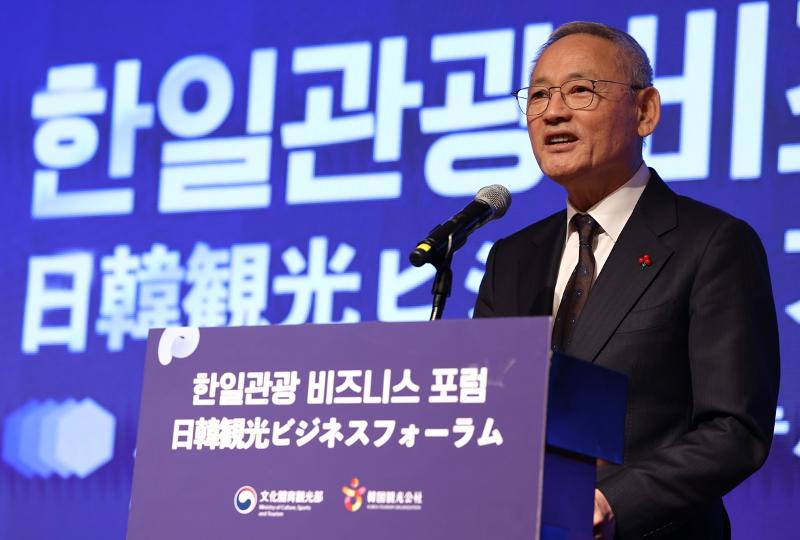 韓日観光ビジネスフォーラムで、「訪韓外国人観光客にとって韓国は安全だ」と述べたユ・インチョン文化体育観光部長官＝９日、ソウル、文化体育観光部ホ・マンジン