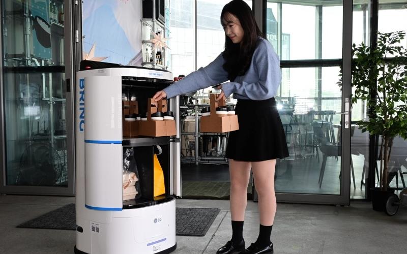 ＬＧ電子のサービングロボット「ＬＧ　ＣＬＯｉ　ＳｅｒｖｅＢｏｔ」＝ＬＧ電子