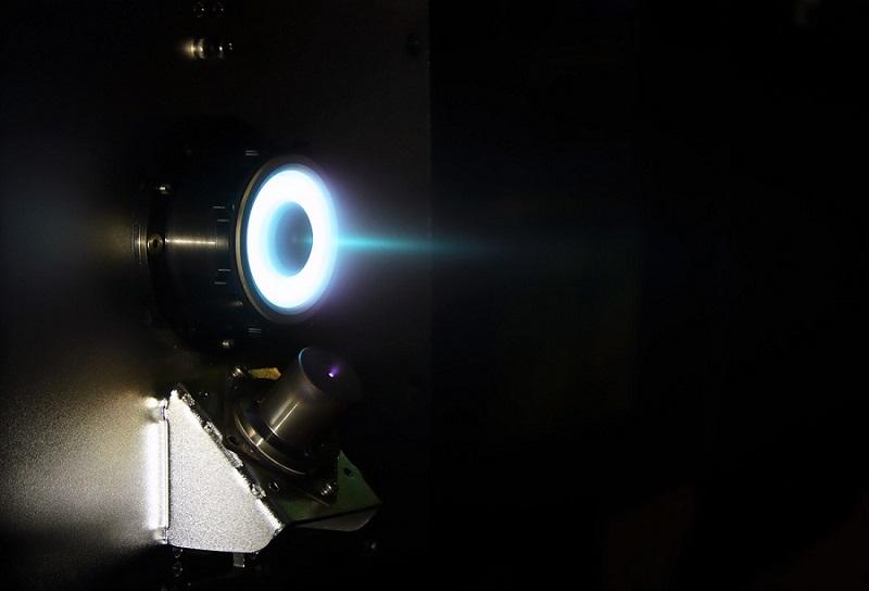 超小型衛星用１５０Ｗ級の低電力ホールスラスタが作動する様子＝ＫＡＩＳＴ