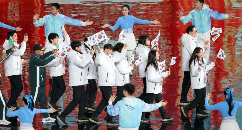 第９回ハルビン冬季アジア大会の閉会式が行われた。写真は、韓国の選手団が会場に入場する様子＝１４日、中国・ハルビン