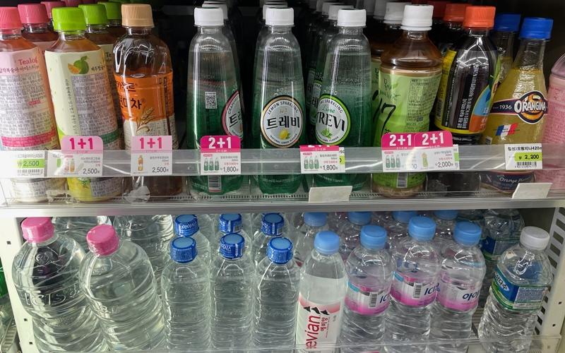 写真は、コンビニの陳列台に置かれた飲み物＝２６日、ソウル、キム・ソナ 