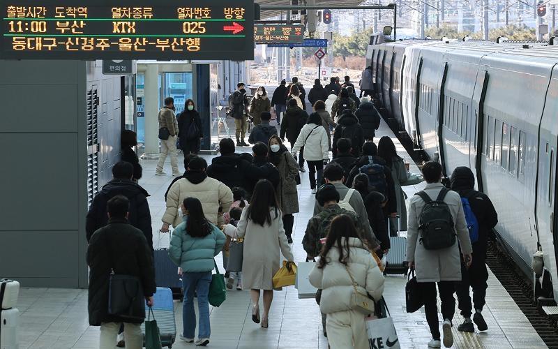 写真は、列車に乗るためにソウル駅を訪れた市民の様子＝２０２３年１月２０日、ソウル、聯合ニュース