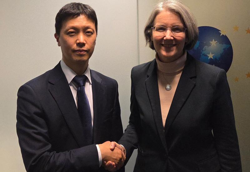 ファン・ディーレンＥＵ宇宙特別代表と第１回韓国・ＥＵ宇宙安保対話を開催したユン・ジョングォン国際安保局長（左）＝１０日（現地時間）、ベルギー・ブリュッセル、外交部
