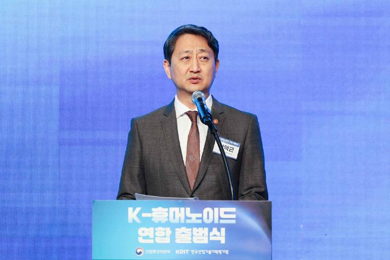 「Ｋ－ヒューマノイド連合発足式」で祝辞を述べる産業通商資源部のアン・ドクグン長官＝１０日、ソウル・中区