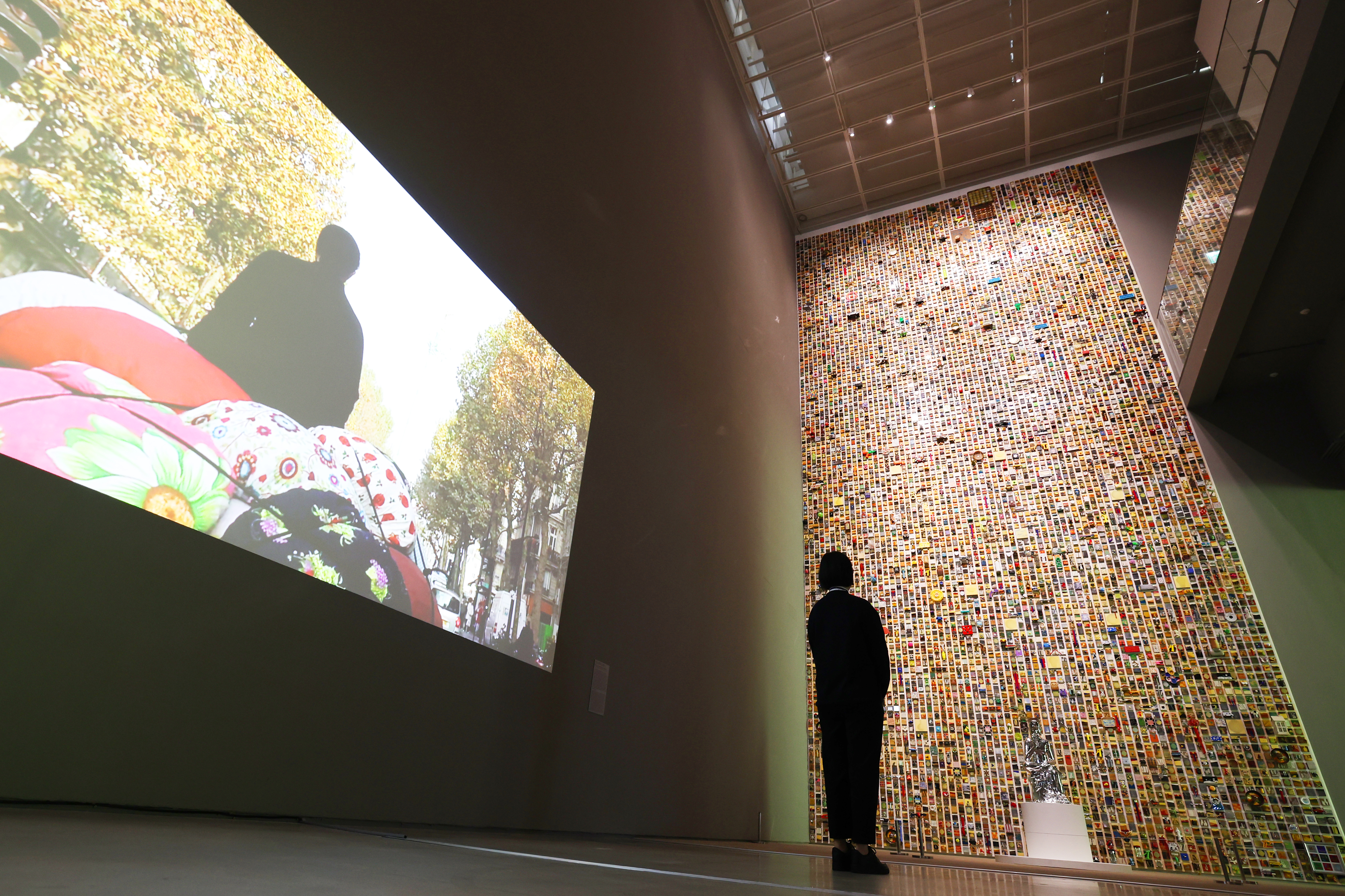 ２６日、ソウル市国立現代美術館で開催された「ＭＭＣＡソウル常設展、韓国現代美術ハイライト」を訪れたある観覧客の様子。今回の展示は、国立現代美術館ソウル館が開館して以来、初めての常設展だ。韓国現代美術史で重要視されるテーマを中心に、代表的な所蔵品を紹介する。観覧は、来年５月まで。