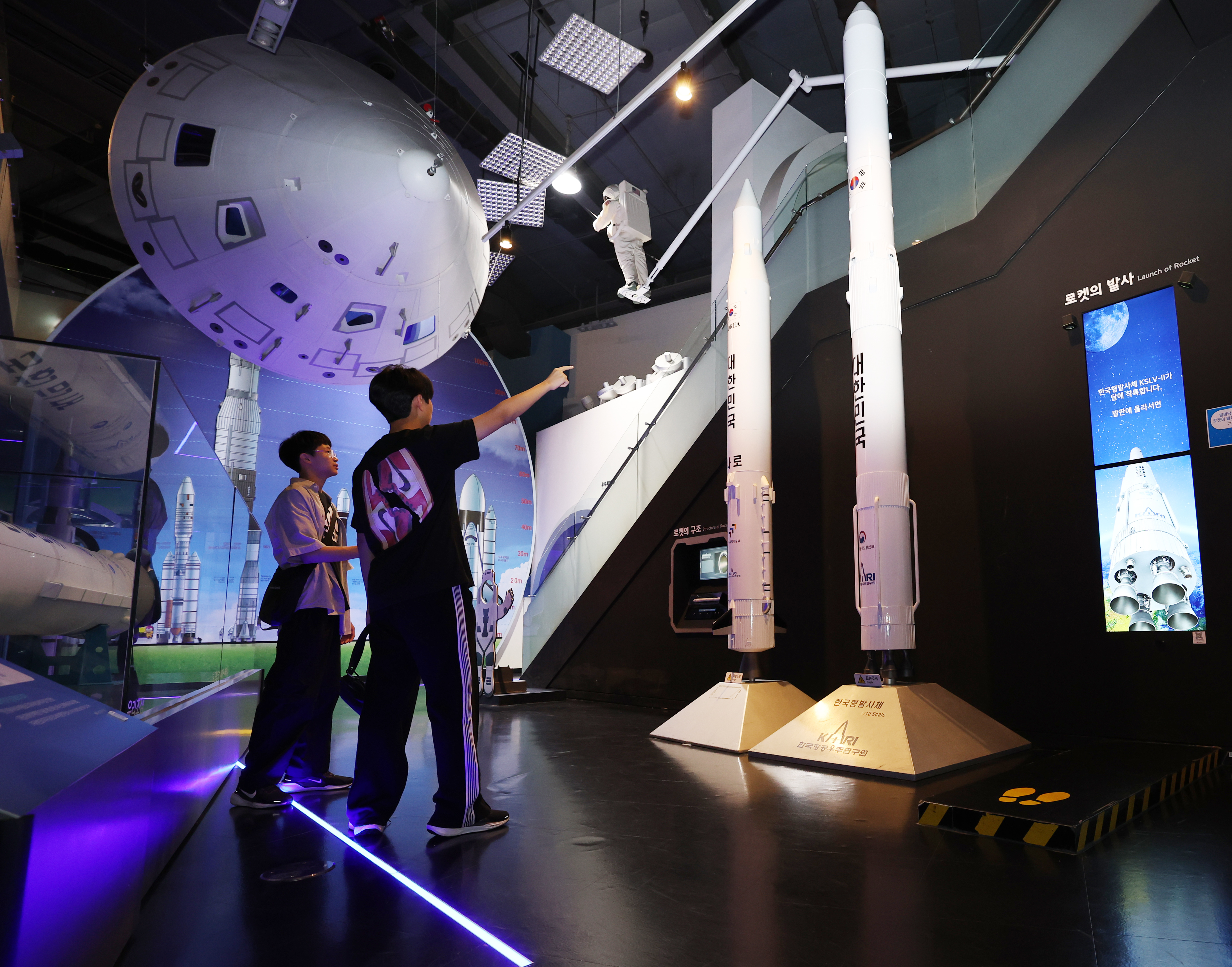２７日「第１回宇宙航空の日」を迎え、韓国初の宇宙発射体であるナロ号の模型を見るために国立果川（クァチョン）科学館を訪れた観覧客の様子。宇宙航空の日は昨年５月２７日、宇宙航空庁の開庁と共に宇宙航空に向けた国民の関心を促すために国家記念日として指定された。