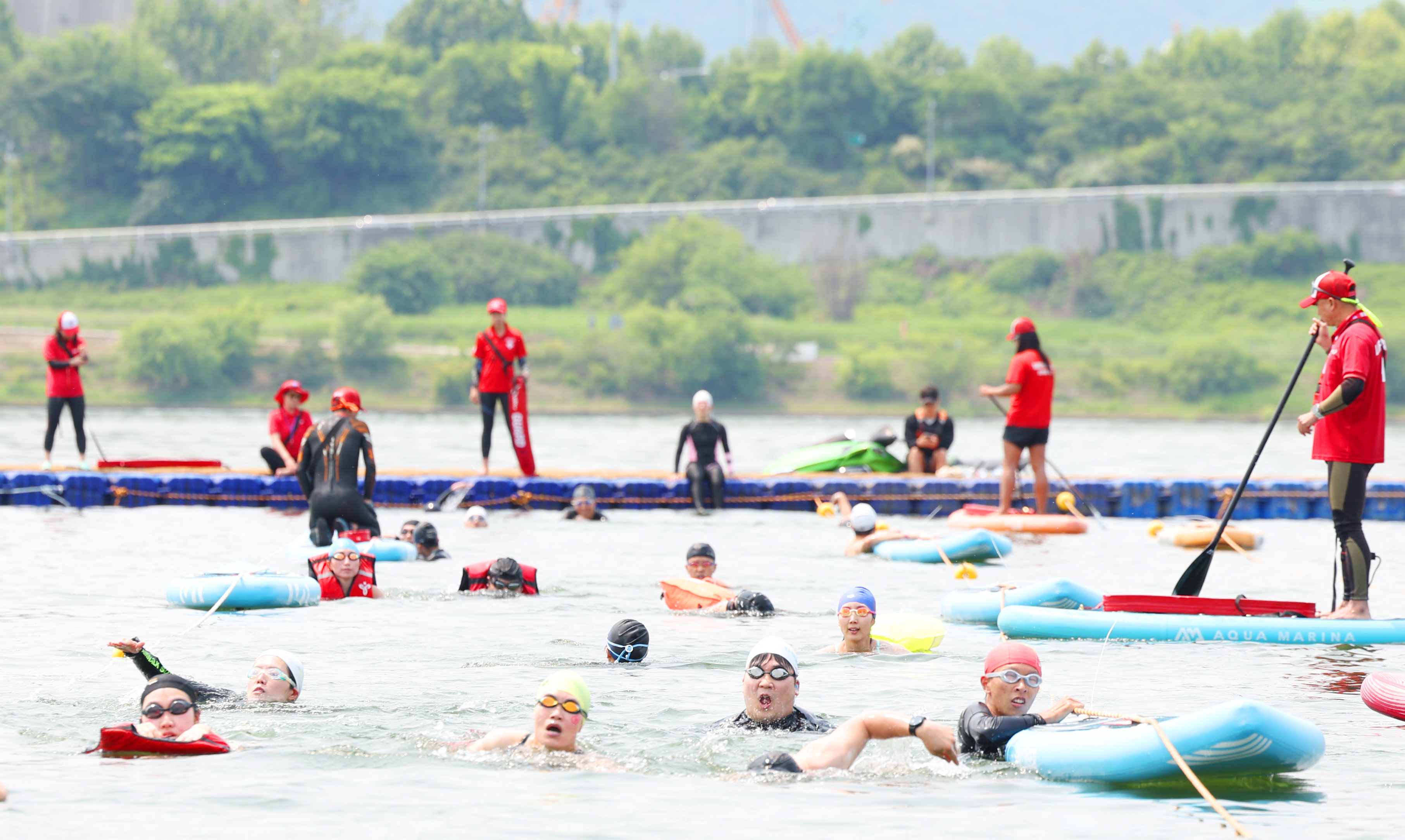 ３０日、ソウル市・トゥクソム漢江（ハンガン）公園で漢江３種フェスティバルが行われた。参加者は、順位や記録を気にせず、マイペースで水泳、自転車、ランニングを楽しむばよい。６月１日まで、だれでも参加できる。