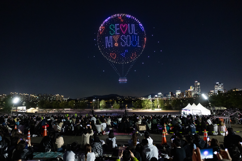 写真は、漢江で行われた公演の様子＝２０２４年、ソウル