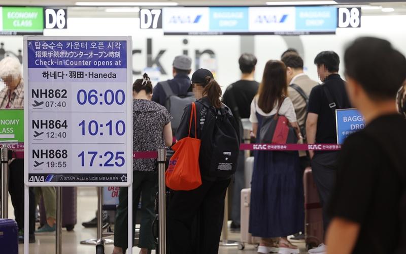 空港で、日本への出国手続きをするために並ぶ人たち＝２０２４年６月２１日、金浦、聯合ニュース