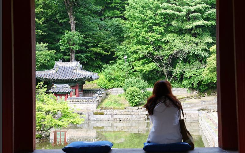 芙蓉池（プヨンジ）は「天は丸く、地は四角い」という陰陽五行思想をもとに造成された。四角い池の中に丸い島が積み上げられている。陰陽が結合して宇宙の万物を生成するという陰陽五行説の原理を表現した。芙蓉池の穏やかな水の上に、静かで安定した世界がある。