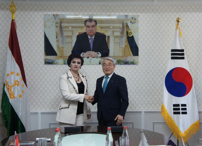 記念撮影を行うタジキスタンのニギナ・アンバリ農業部次官（左）とＫＯＩＣＡのホン・ソクファ理事＝１６日、タジキスタン・ドゥシャンベ