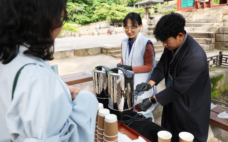 五味子（オミジャ）茶とおこげ茶。ホッとする味だ。