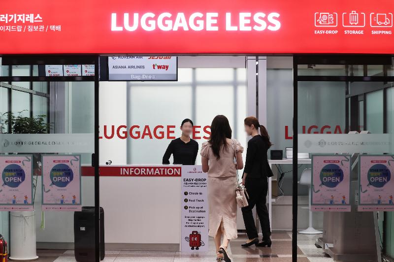 韓国都心空港２階に手荷物委託サービス、「イージードロップ」が正式にオープンした＝２９日、ソウル・江南区、聯合ニュース