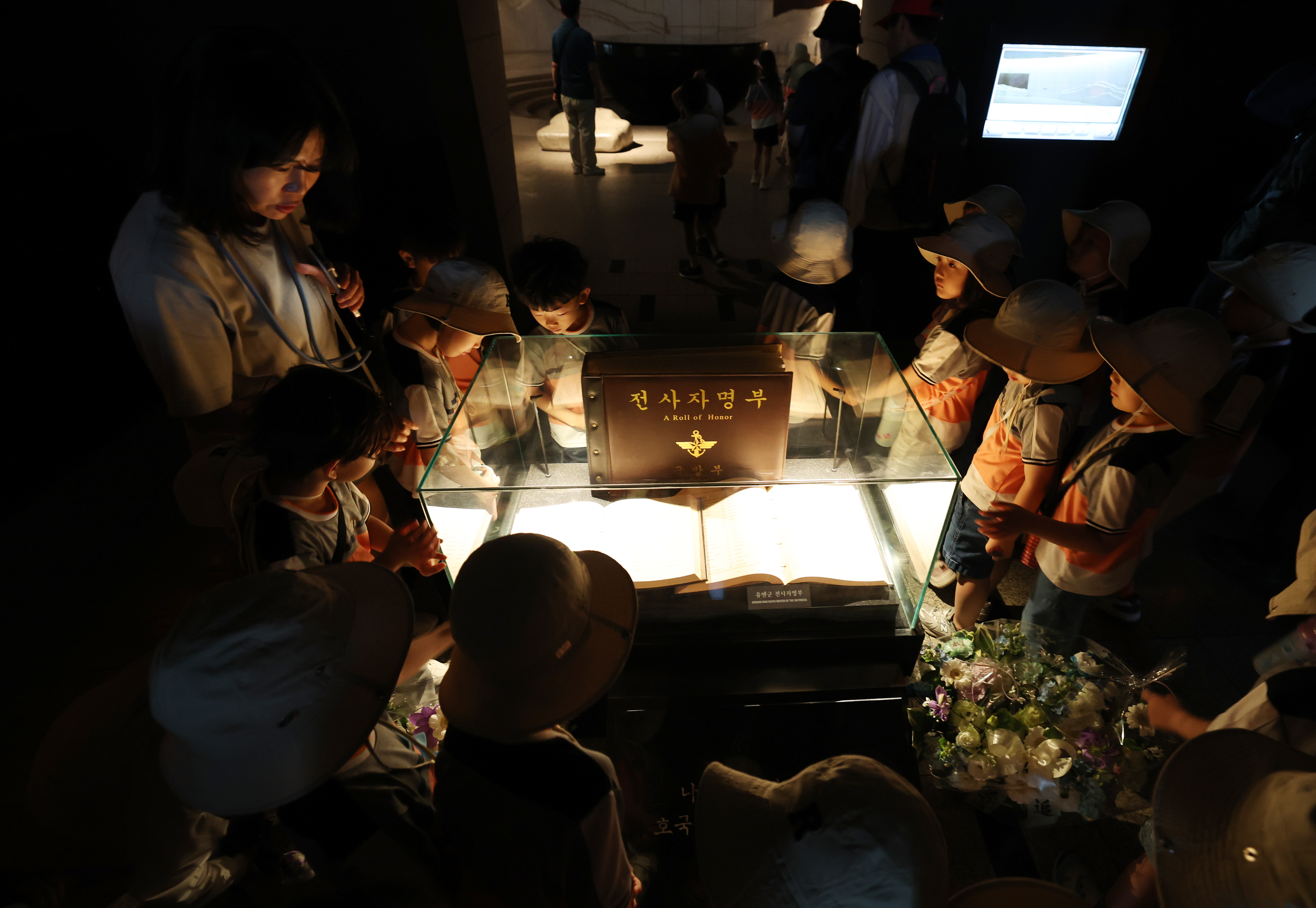 顕忠日（ヒョンチュンイル）を翌日に控えた５日、ソウル・龍山（ヨンサン）区にある戦争記念館を訪問し、護国追悼館に展示された韓国戦争の戦死者名簿を見ている子供たち。顕忠日は、護国英霊の冥福を祈り、殉国烈士および戦没将兵の崇高な護国精神と慰訓を追慕するために１９５６年に制定された。