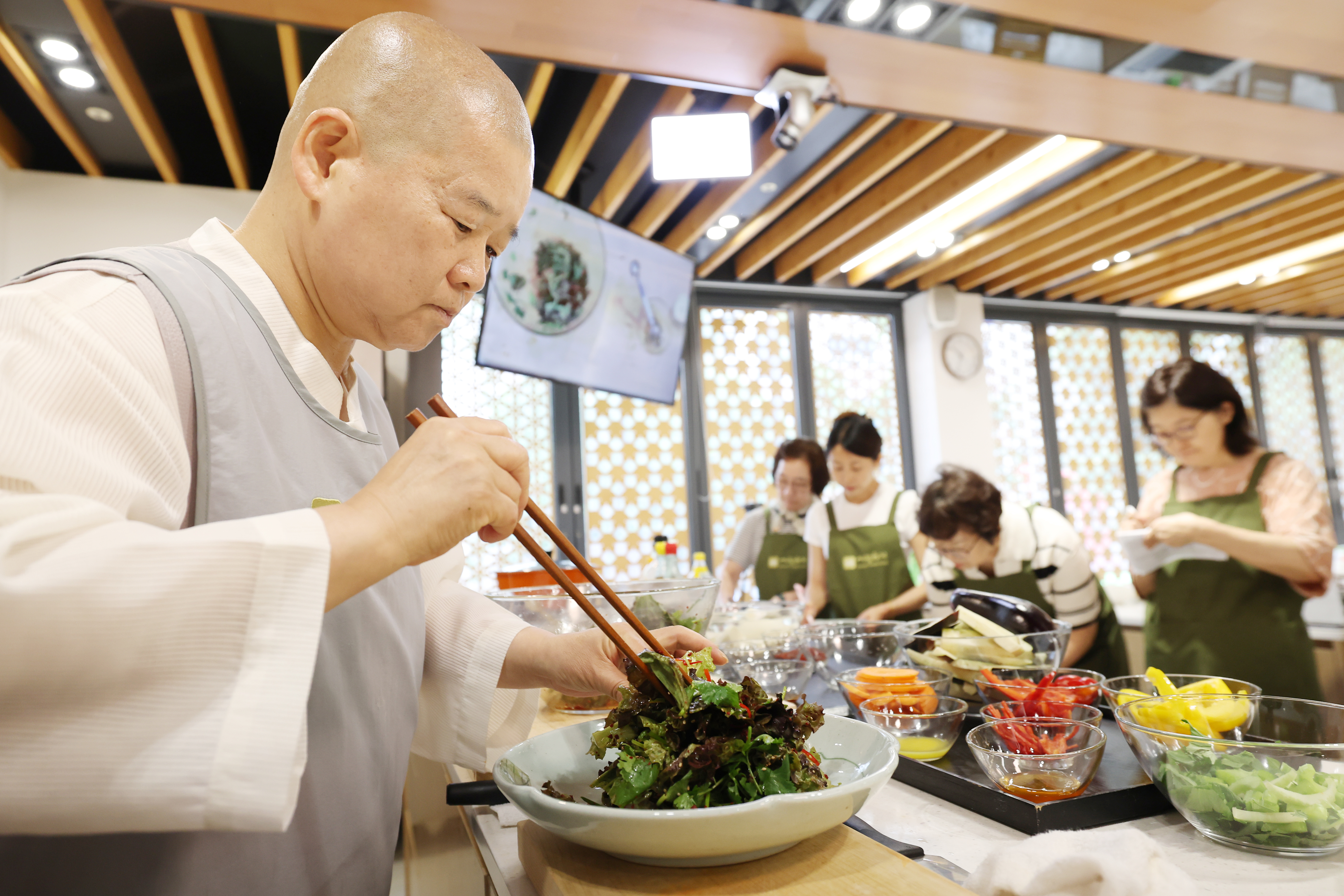 １０日、ソウル・鍾路区（チョンログ）にある韓国寺院料理文化体験館で、寺院料理作りのプログラムが行われた。韓国の精進料理文化体験館では、精進料理の体験はもちろん、茶道なども体験できる。外国人のための講座も、別途で運営されている。精進料理は、５月１９日、国家無形遺産に指定された。 生きているものを殺さないという仏教の不殺生戒と生命尊重、節制の哲学的価値が込められている。