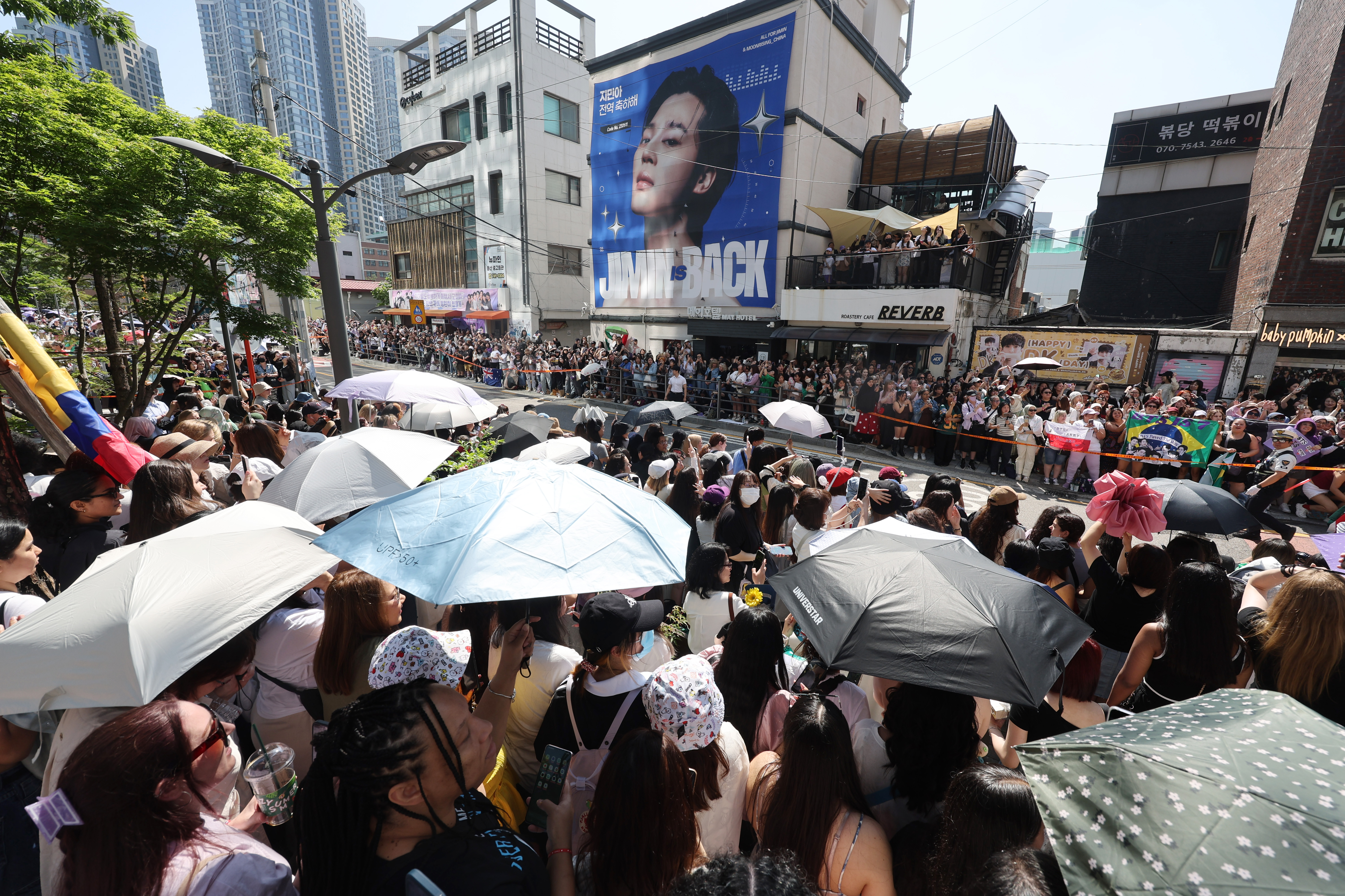 １１日、ＢＴＳメンバーのジミンとジョングクが除隊した。写真は、ソウル・龍山（ヨンサン）区にあるＢＴＳの所属事務所、ハイブ社屋の前に集まったアーミー（ＡＲＭＹ·ＢＴＳのファンダム）たちの様子。