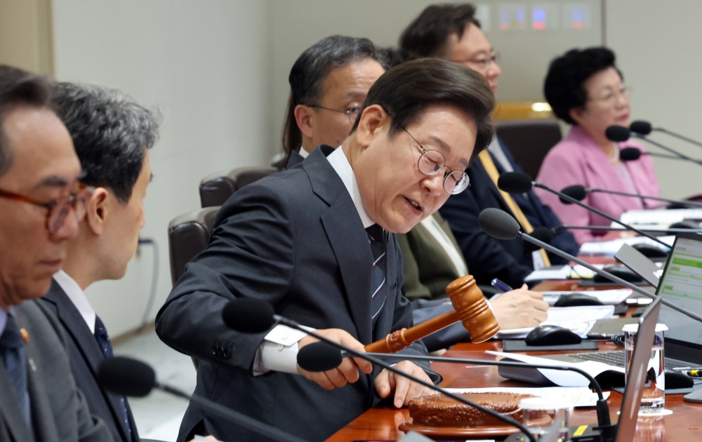 大統領室で開かれた国務会議で開会宣言をするイ・ジェミョン大統領＝１９日、龍山、聯合ニュース 