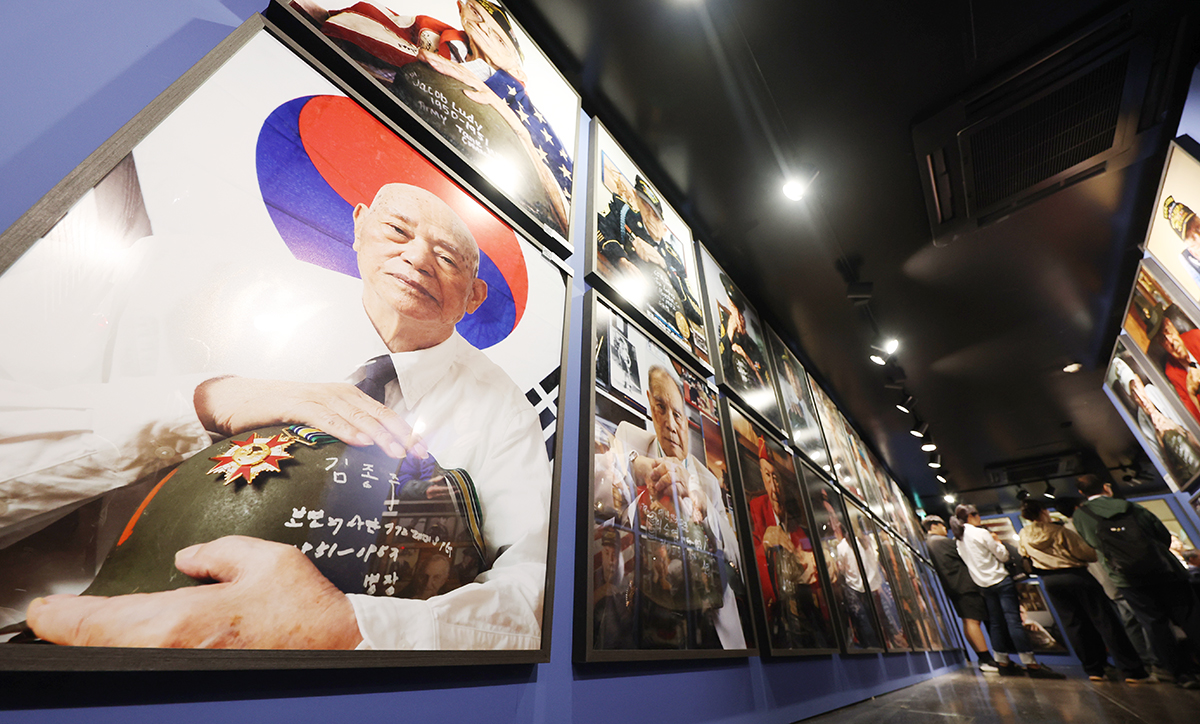 ２５日、ソウル・江南（カンナム）区で特別展「ＦＲＥＥＤＯＭ　ＩＳ　ＮＯＴ　ＦＲＥＥ：韓国戦争参戦勇士を探して」が行われた。今回の展示は、プロジェクトソルジャーが国内外の参戦勇士の献身を称えるために企画した。プロジェクトソルジャーは、２０１３年から、２２カ国・約２５００人の参戦勇士を訪ね、話を聞き、５５００個余りのフォトフレームを贈ってきた。