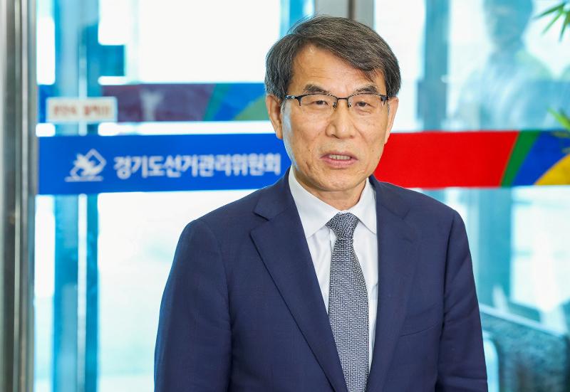 選挙管理委員会を訪問し、第２１代大統領選挙の郵便投票箱および事前投票箱の保管状況の点検に先立って発言するノ・テアク中央選挙管理委員長＝１日、京畿道・水原市、聯合ニュース