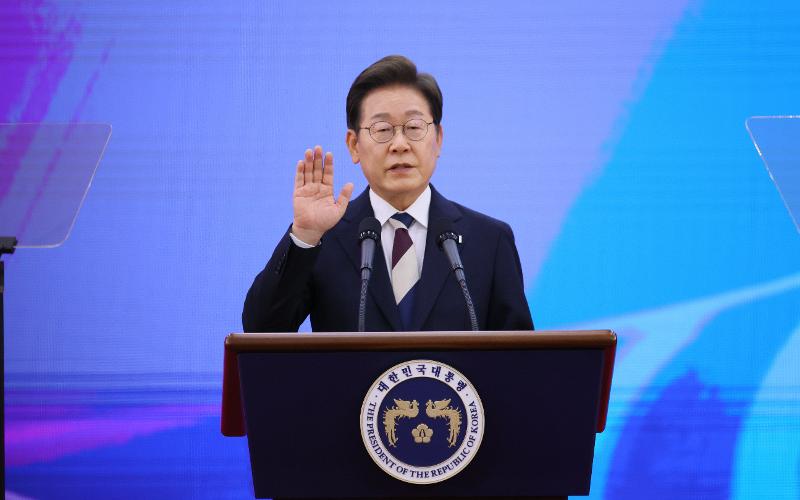 就任式で宣誓を行うイ・ジェミョン大統領。憲法第６９条により「憲法を遵守し国家を保衛し、祖国の平和的統一と国民の自由と福利の増進および民族文化の暢達に努力し、大統領としての職責を誠実に遂行することを国民の前に宣誓します」と言った。