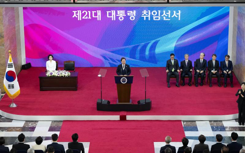 ４日、第２１代大統領就任式に参加したイ・ジェミョン大統領。「今回の選挙でどの候補を支持したかに関係なく、すべての国民を統合し、すべての国民に仕える『みんなの大統領』になる」と表明した。