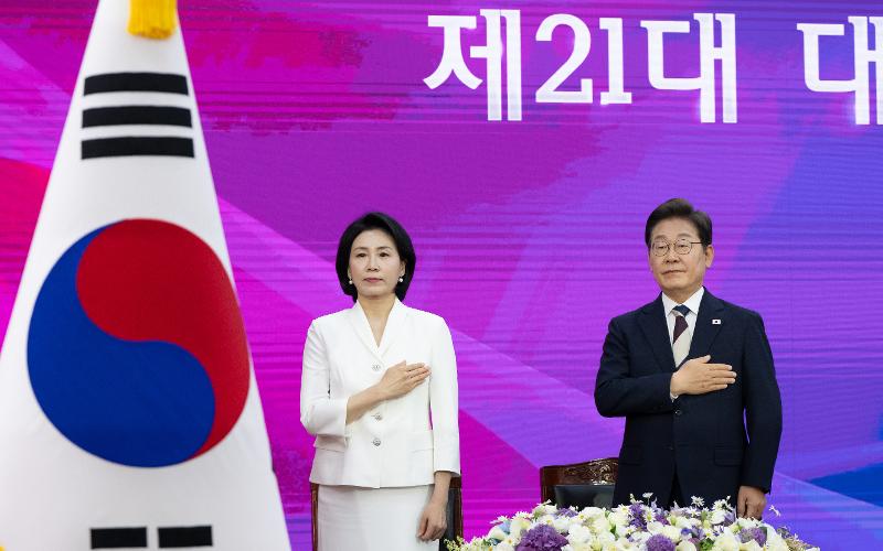 第２１代大統領就任式で国民儀礼を行うイ・ジェミョン大統領（右）とキム・ヘギョン夫人。