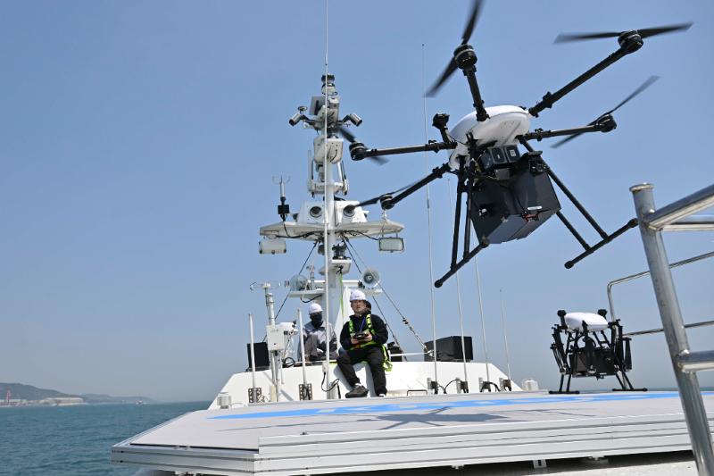 海軍が、偵察・監視用垂直離着陸ドローンを利用して無人体系作戦の運用可能性における検証訓練を行う様子＝５月１２日、蔚山、大韓民国海軍
