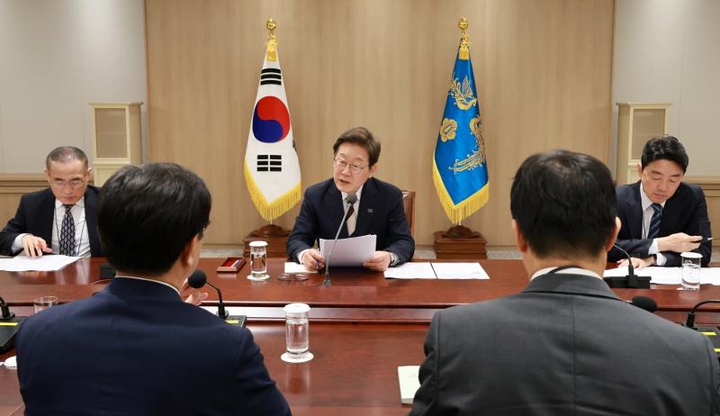 非常経済点検ＴＦ会議を主宰するイ・ジェミョン大統領＝４日、ソウル・龍山、聯合ニュース