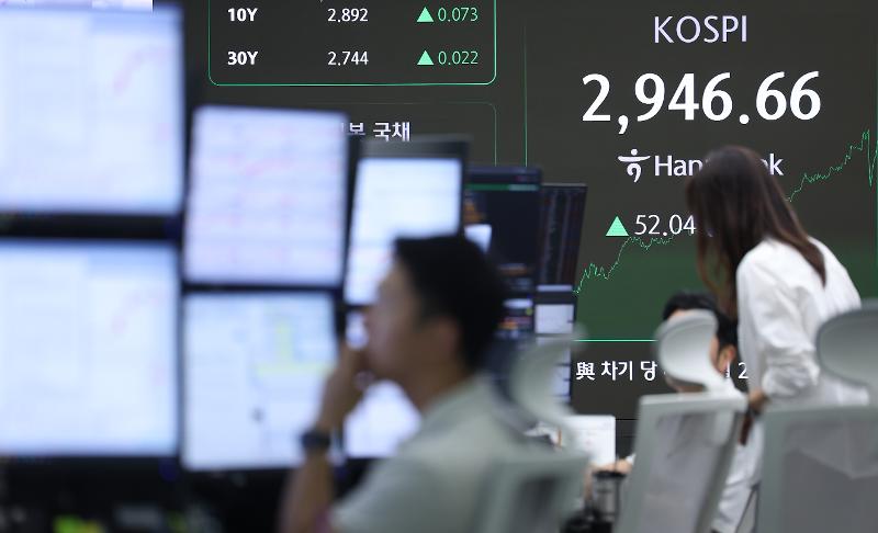写真は、ハナ銀行のディーリングルームのスクリーンに表示された指数＝ソウル、聯合ニュース 