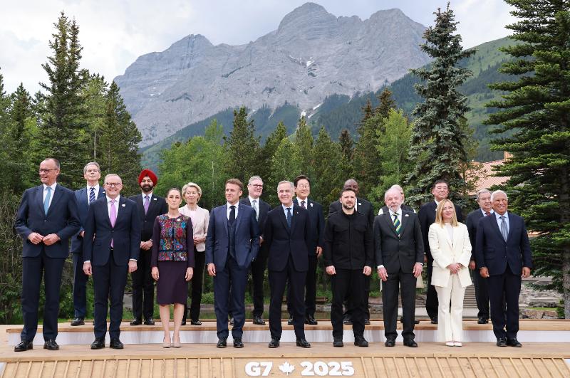 Ｇ７や招待国の首脳らと記念撮影を行うイ・ジェミョン大統領＝１７日（現地時間）、カナダ 