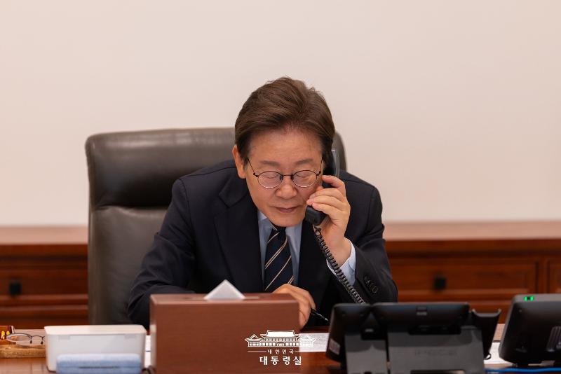 シンガポールのローレンス・ウォン首相と電話会談を行うイ・ジェミョン大統領＝先月３０日、ソウル、大韓民国大統領室