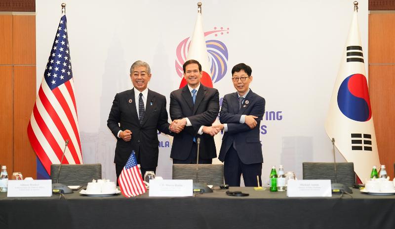 韓米日外相会議に先立ち、マルコ・ルビオ米国務長官（中央）、岩屋毅日本外務大臣と記念撮影を行うパク・ユンジュ外交部第１次官（右）＝１１日（現地時間）、マレーシア・クアラルンプール、外交部