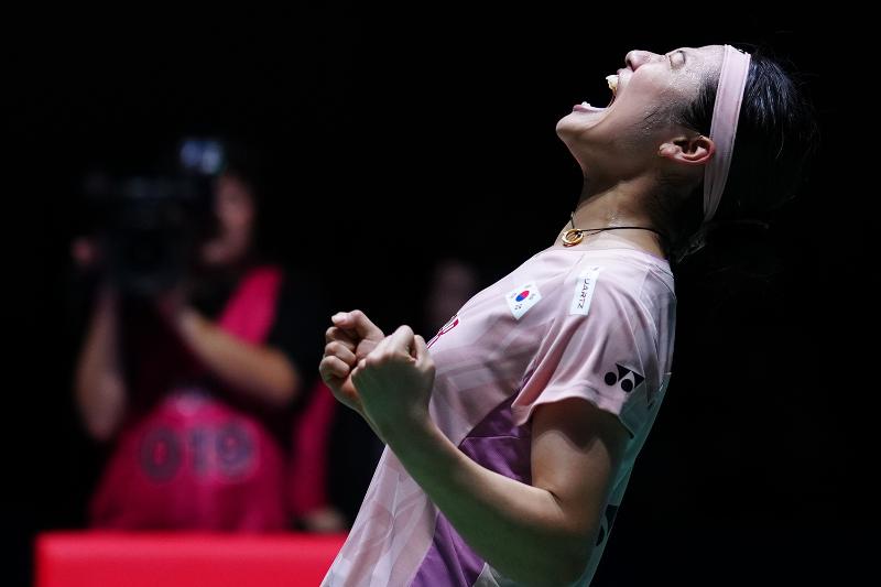 ２０２５世界バドミントン連盟日本オープン女子シングルス決勝戦で優勝を決めたアン・セヨン＝２０日（現地時間）、日本東京、聯合ニュース