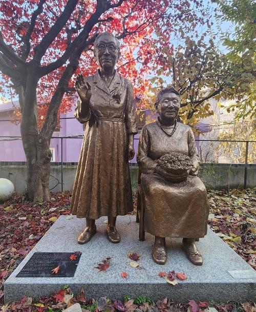 「戦争と女性人権博物館」に建てられた日本軍「慰安婦」被害者の銅像 
