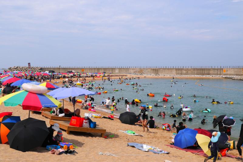 ３１日、江原道・束草（ソクチョ）市の灯台海水浴場一帯を訪れた市民たち。