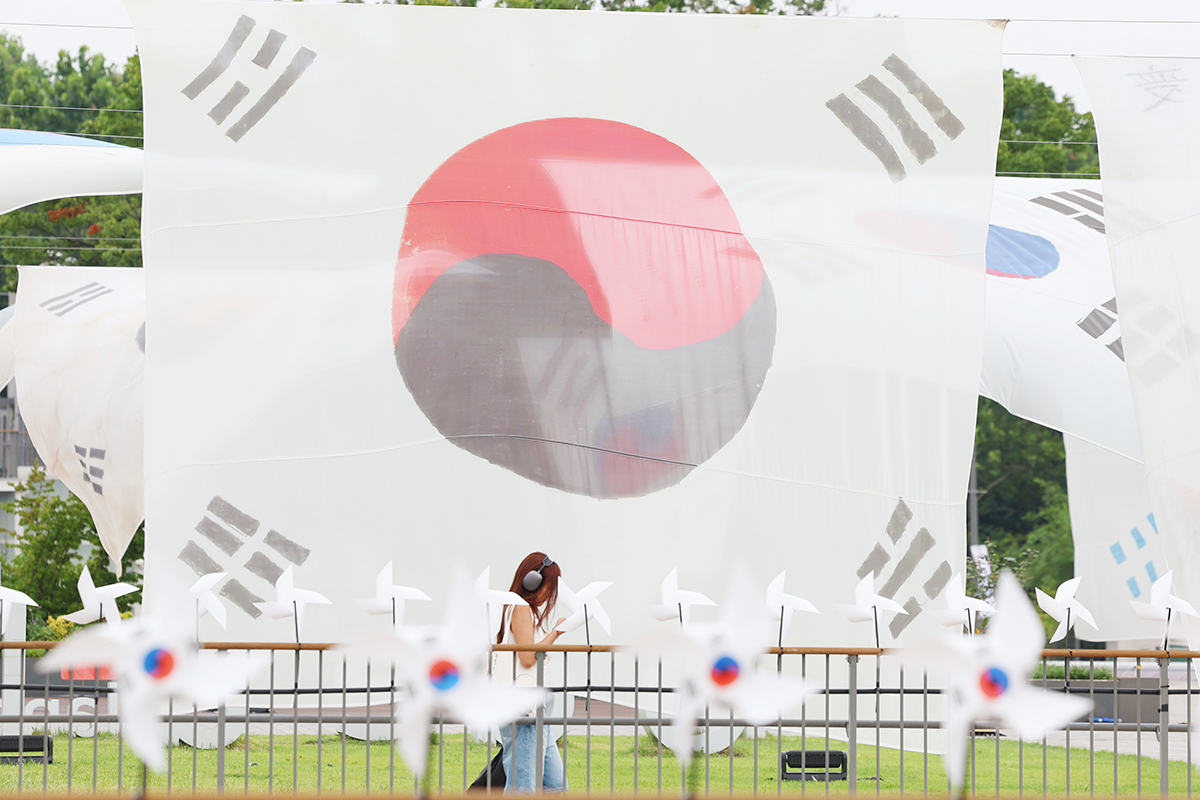 光復８０周年を４日後に控えた１１日、ソウル・龍山（ヨンサン）区のノドゥル島の野外スクエアに太極旗が展示された。ノドゥル島の野外スクエアには現存する最も古い「デニー太極旗」から、光復以後の太極旗まで時代別の太極旗１６点が公開された。