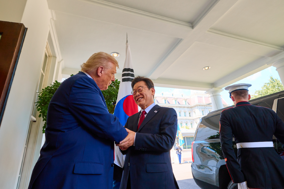 ホワイトハウスでトランプ大統領と握手する李在明大統領（左から２人目）の様子＝２０２５年８月２５日、ワシントンＤＣ、聯合ニュース